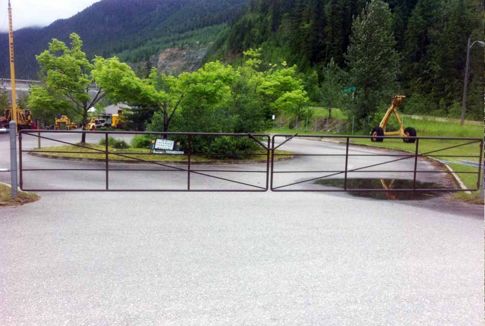 score-construction-handrails-custom-gates-2