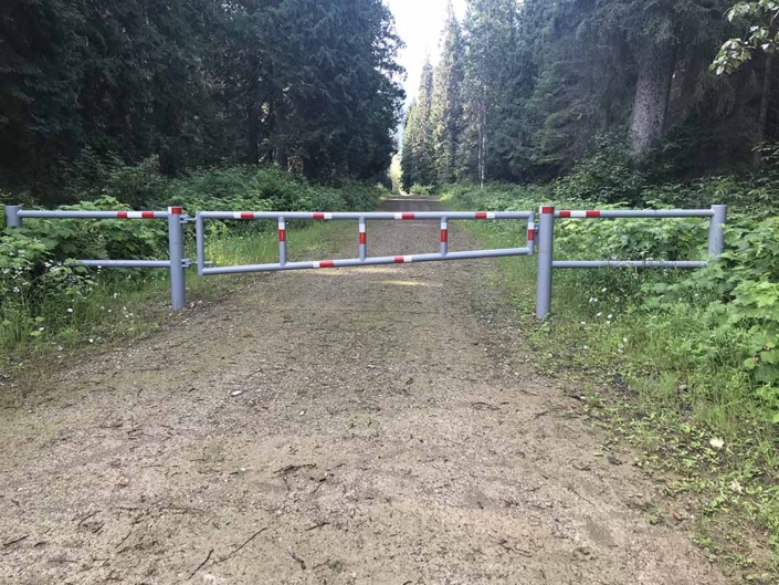 Score_Construction_Revelstoke_Single_swing_road_barrier_gate_c-w_back_braces_each_side_1024