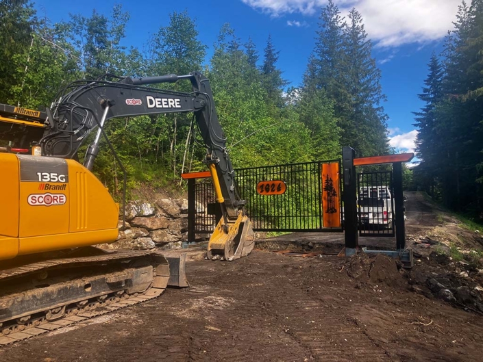 Score Construction Motorized vehicle access gate for residential property under construction. Motorized vehicle access gate for residential property under construction.